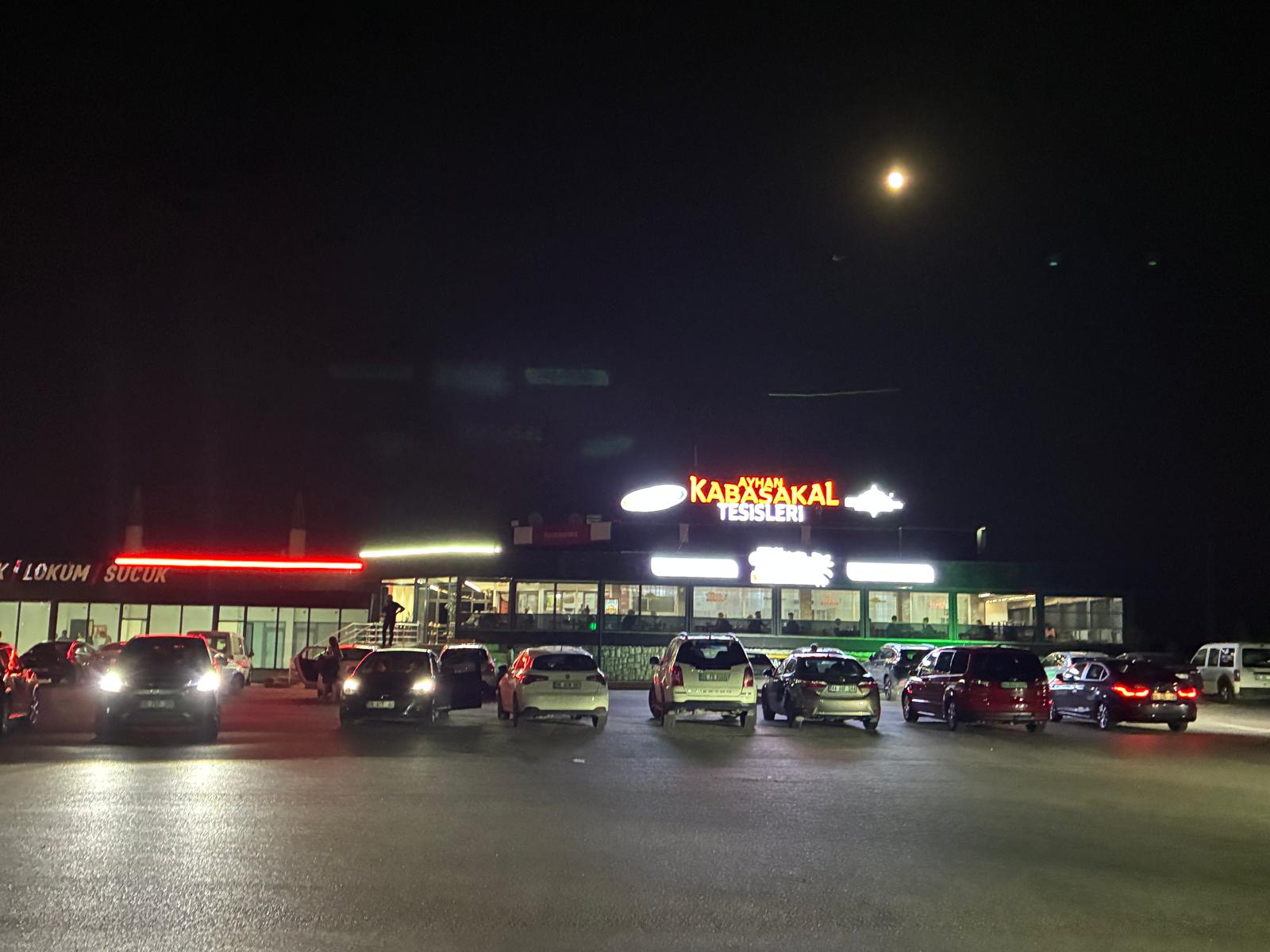 Ayhan Kabasakal dinlenme tesisi gece dış cephe
